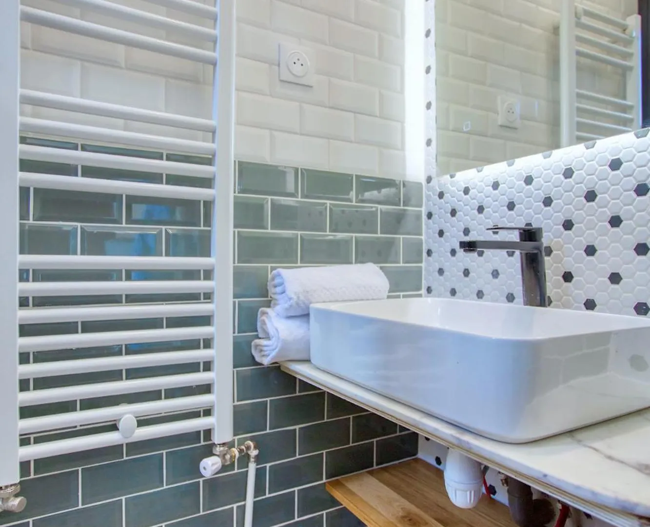 Parisian Gem: Heart Of The Latin Quarter- 2Br Lift Apartment