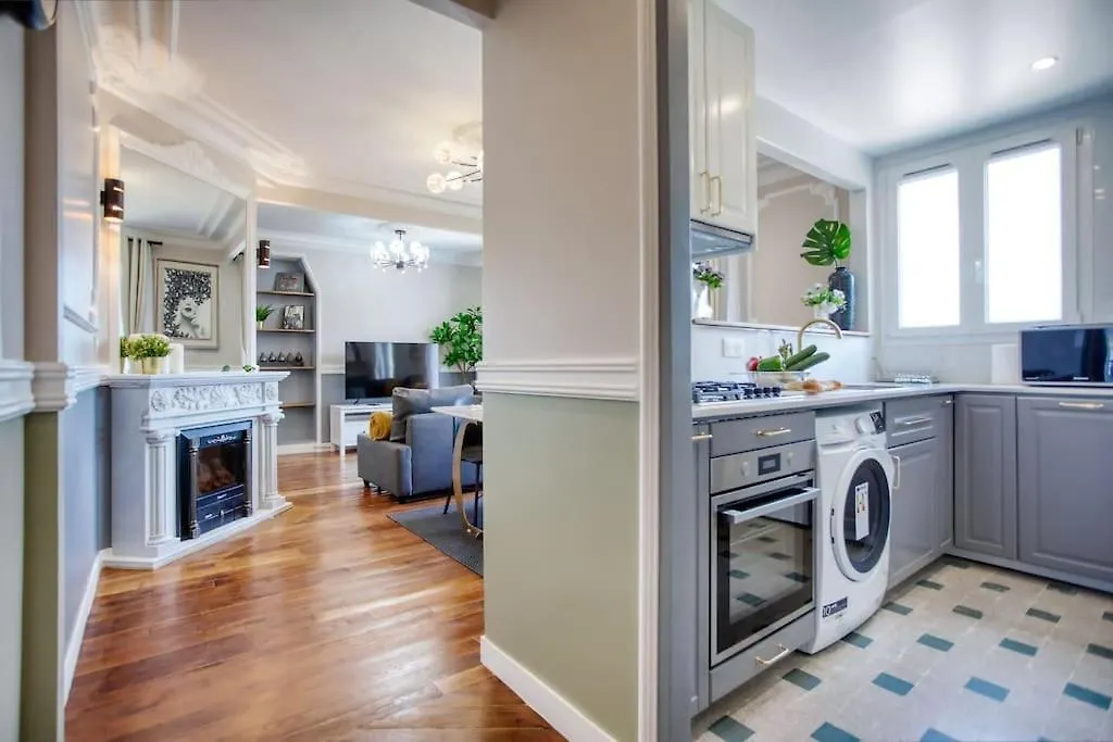 Parisian Gem: Heart Of The Latin Quarter- 2Br Lift Apartment 0*, Paris