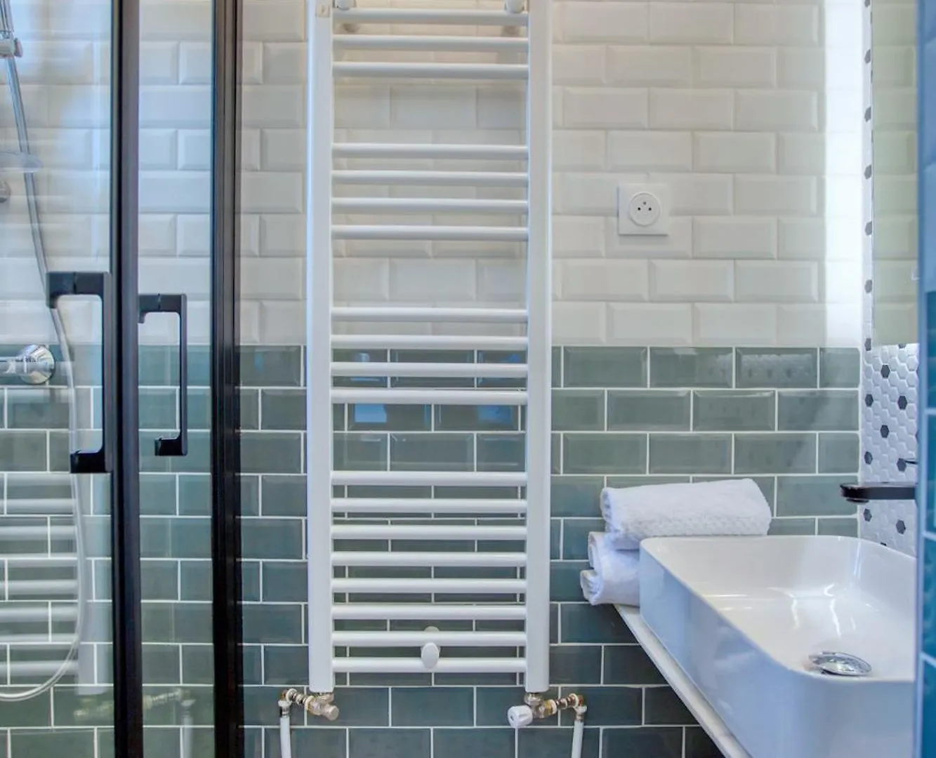 Parisian Gem: Heart Of The Latin Quarter- 2Br Lift Apartment